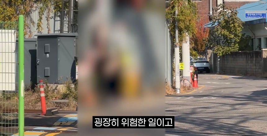 한 연인이 서울 용산구 백빈 건널목에서 사진을 찍는 모습이 포착됐다. 사진 유튜브 채널 ‘코레일TV’ 영상 캡처
