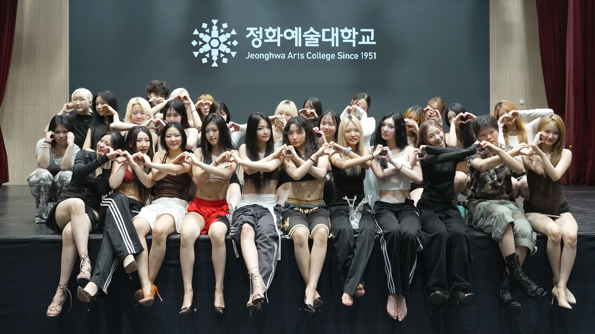 ▲ 정화예술대학교 실용댄스전공 및 댄스스포츠코레오전공 재학생들이 피아(PIA) 안무가 특강 후 기념촬영을 하고 있다.