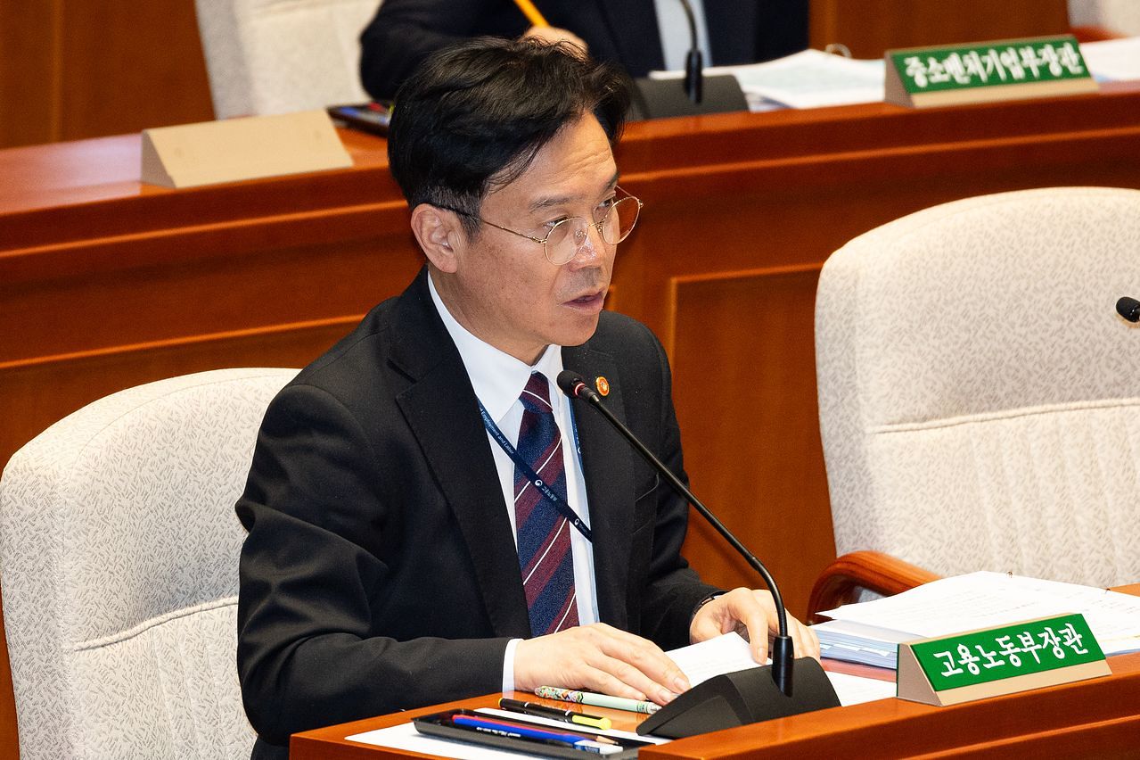 김영훈 고용노동부 장관이 지난 7일 서울 여의도 국회에서 열린 예산결산특별위원회 제1차 전체회의에서 의원 질의에 답하고 있다. 뉴스1