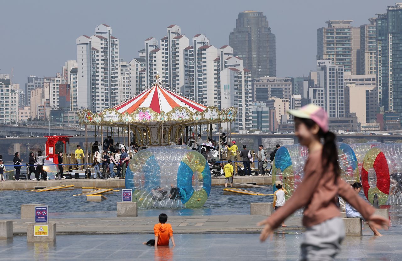 12일 서울 영등포구 여의도 한강공원에서 열린 2026 서울스프링페스티벌을 찾은 시민들이 즐거운 시간을 보내고 있다. 뉴스1