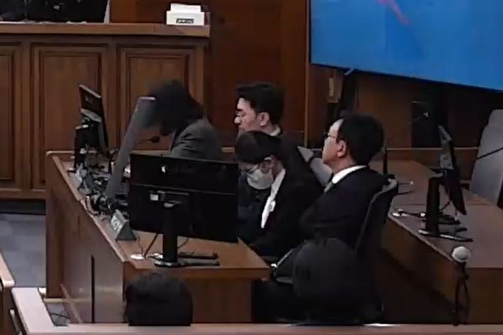 김건희 여사가 28일 오후 3시 서울고등법원에서 열린 자본시장법 위반 등 항소심 선고기일에서 선고 내용을 듣고 있다. 사진 서울고법