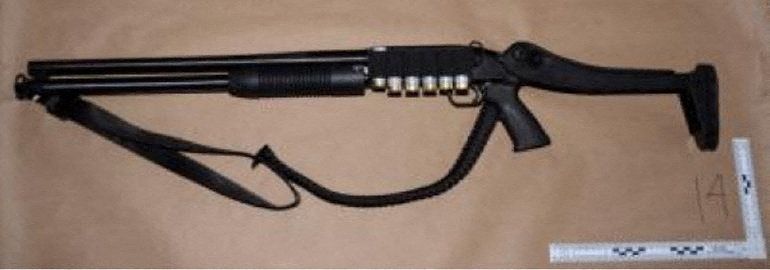 지난 25일(현지시간) 미국 워싱턴 DC 힐튼호텔에서 열린 백악관 출입기자협회 만찬 행사장에서 발생한 총격 사건의 용의자인 콜 토마스 앨런이 소지한 산탄총. 미 법무부가 27일 총기 사진을 공개했다. 로이터=연합뉴스