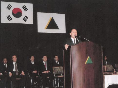 이명박 전 대통령이 1992년 1월 현대그룹을 떠나면서 퇴임사를 하고 있다. 사진 현대건설