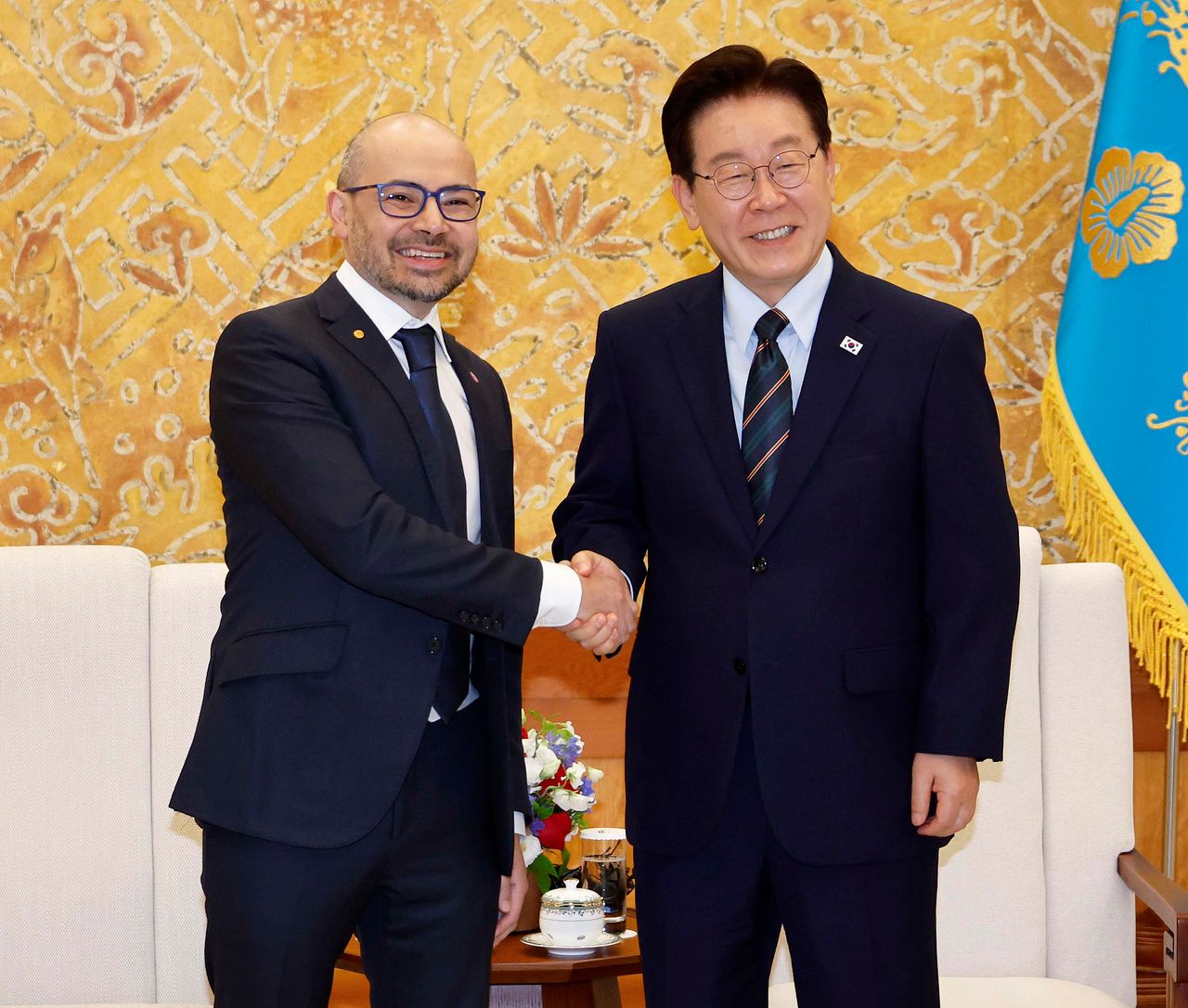 이재명 대통령이 27일 오후 청와대 집무실에서 데미스 하사비스 구글 딥마인드 공동창업자 겸 최고경영자(CEO)와 인사하고 있다. 2026.4.27 청와대사진기자단 