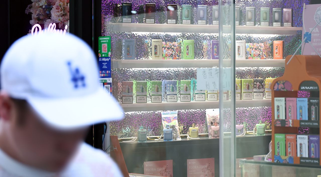 액상형 담배 규제가 시행된 지난 24일 서울의 한 전자담배 매장에 제품들이 진열돼 있다. [연합뉴스]