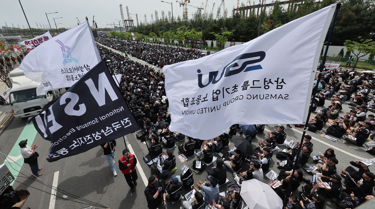 23일 경기 평택시 고덕동 삼성전자 평택캠퍼스에서 열린 삼성전자 노동조합 공동투쟁본부 '4·23 투쟁 결의대회'에서 조합원들이 구호를 외치고 있다. 뉴스1
