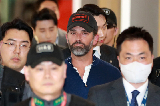 도널드 트럼프 미국 대통령의 장남 트럼프 주니어가 지난 2025년 4월 30일 오후 인천국제공항을 통해 출국하고 있다. 정용진 신세계그룹 회장의 초청으로 한국을 방문했던 트럼프 주니어는 방한 기간 동안 국내 재계 총수들과 릴레이 면담을 가진 것으로 알려졌다. 뉴스1
