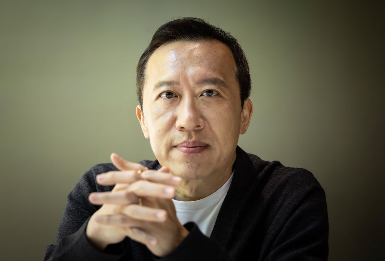차영훈 감독은 "사람이라는 존재가 생긴 이래 (동만이 느끼는) 불안함, 허기짐, 무가치함과의 투쟁은 꾸준히 있었을 것"이라고 했다. "원래부터 있었던 문제를 드디어 우리가 쳐다보게 된 느낌이랄까요? 그래서 우리 이야기도 '너는 가치 있어' 보다는 '모두가 무가치함과 싸우고 있다'고 위로하는 드라마라고 생각했어요." 권혁재 사진전문기자