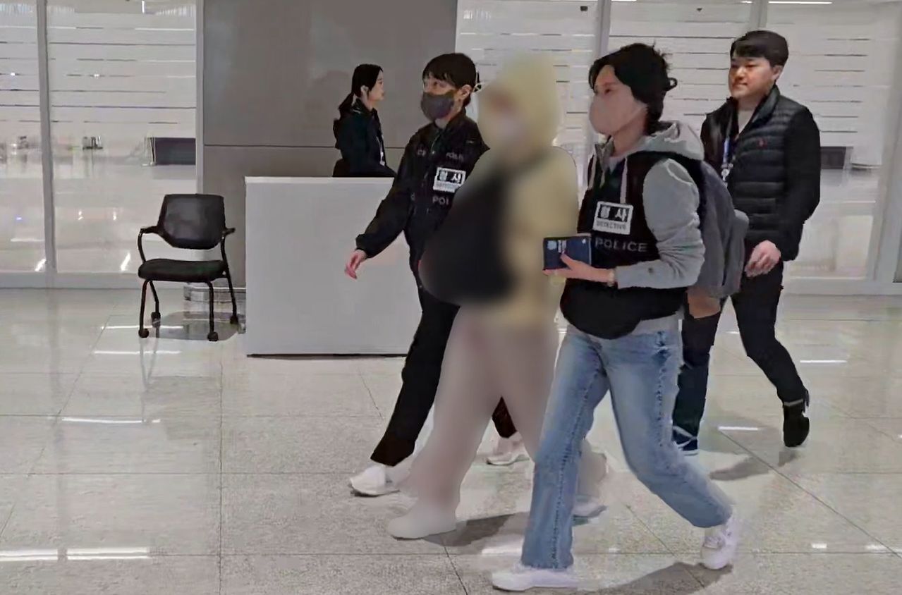 충남경찰청 광역범뵈수사대는 캄보디아와 태국 등에 범죄조직을 운영하면서 국내 피해자 400여 명에게 600억원 가량을 편취한 혐의로 일당을 검거해 국내로 송환했다. [사진 충남경찰청]