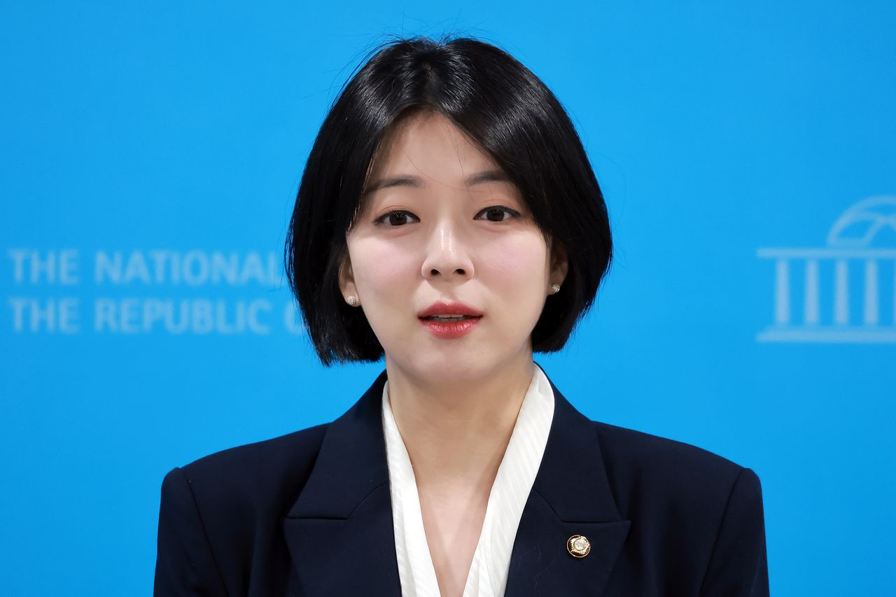 배현진 국민의힘 의원이 지난 24일 국회 소통관에서 열린 장동혁 당 대표의 기자회견에 대한 취재진 질문에 답하고 있다. 연합뉴스