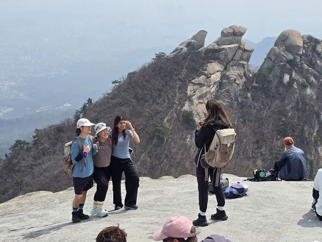 서울 북한산 백운대를 오른 외국인 관광객들이 기념사진을 촬영하고 있다. 사진 서울시