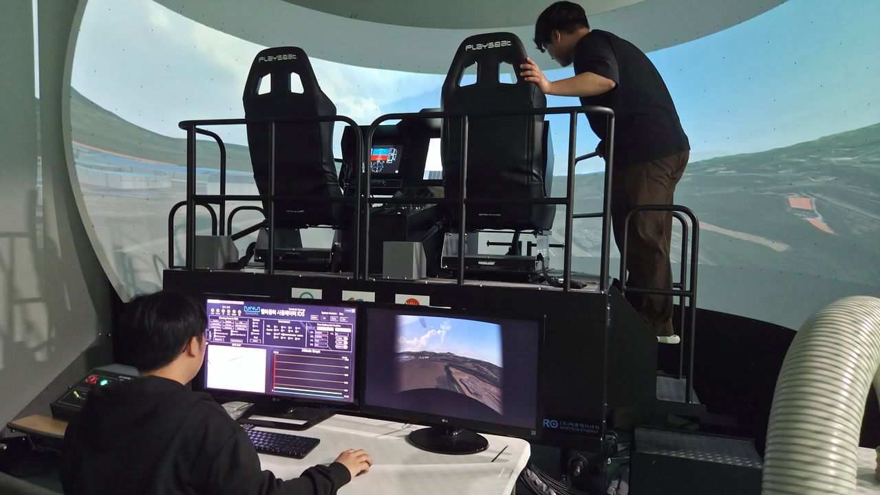 27일 경남 진주 경상국립대에서 항공우주공학부 대학원 석사 과정 학생들이 헬리콥터 비행 시뮬레이터를 작동하고 있다. 이후연 기자