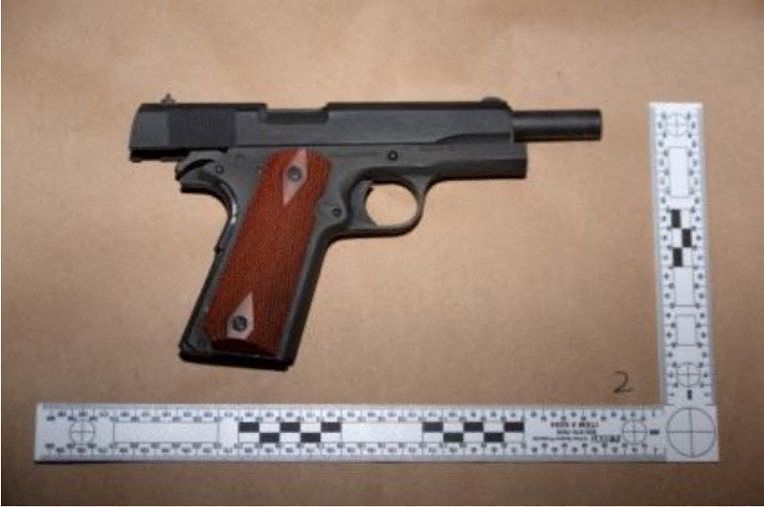 지난 25일(현지시간) 미국 워싱턴 DC 힐튼호텔에서 열린 백악관 출입기자협회 만찬 행사장에서 발생한 총격 사건의 용의자인 콜 토마스 앨런이 소지한 권총. 미 법무부가 27일 총기 사진을 공개했다. 로이터=연합뉴스