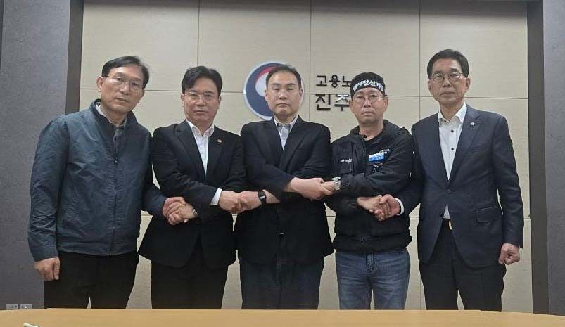민주노총 화물연대와 BGF로지스가  29일 오전 고용노동부 진주지청에서  단체합의서에 잠정 합의했다. 왼쪽 두 번째부터 김영훈 고용노동부 장관, 이민재 BGF 로지스 대표(가운데), 김동국 화물연대 위원장, 국회 기후에너지환경노동위원회 간사인 더불어민주당 김주영 의원. 사진 화물연대·뉴스1 