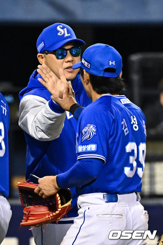 [OSEN=잠실, 박준형 기자] 삼성이 천신만고 끝 연패를 끊어냈다.프로야구 삼성 라이온즈는 28일 서울 잠실구장에서 열린 2026 신한 SOL KBO리그 두산 베어스와의 시즌 4번째 맞대결에서 연장 접전 끝 5-4로 승리했다.경기종료 후 삼성 박진만 감독이 김성윤과 하이파이브를 하고 있다.     2026.04.28 / soul1014@osen.co.kr