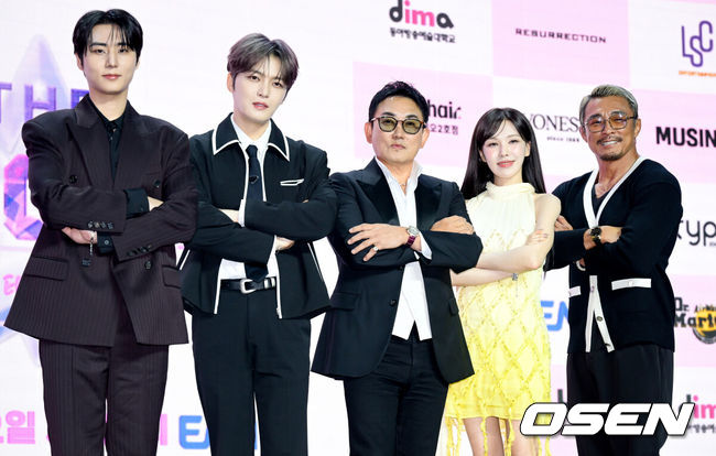 [OSEN=조은정 기자]ENA ‘더 스카웃’ 제작발표회가 29일 서울 마포구 서울 큐브컨벤션센터에서 열렸다.‘더 스카웃’은 가요계 최고 전문가들이 ‘아직 자신의 재능을 제대로 펼치지 못한 원석’을 직접 발굴하고, 그들에게 새로운 방향성과 가능성을 제시하는 성장형 음악 프로젝트다.데이식스 영케이(왼쪽부터), 추성훈, 이승철, 레드벨벳 웬디, 추성훈이 포즈를 취하고 있다. 2026.04.29 /cej@osen.co.kr