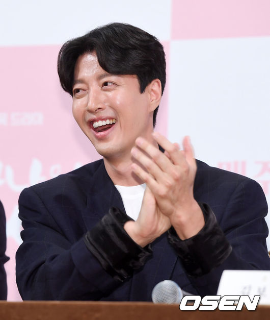 [OSEN=민경훈 기자] 21일 오후 서울 강남구 논현동 임피리얼 팰리스 서울 셀레나홀에서 KBS2 수목 드라마 '단, 하나의 사랑' 제작발표회가 열렸다.기자회견중 이동건이 박장대소를 하고 있다./rumi@osen.co.kr