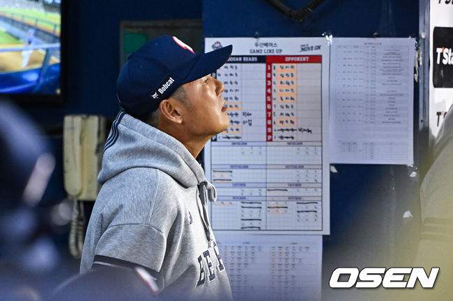 [OSEN=잠실, 박준형 기자] 28일 오후 서울 잠실구장에서 2026 신한 SOL KBO리그 두산 베어스와 삼성 라이온즈의 경기가 진행됐다.이날 두산은 곽빈을, 삼성은 후라도를 선발투수로 내세웠다.9회말 무사 1,2루 대타 손아섭이 헛스윙 삼진아웃 당하자 두산 김원형 감독이 아쉬워하고 있다.    2026.04.28 / soul1014@osen.co.kr