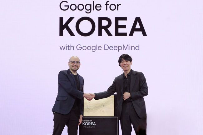 10년 만에 재회한 데미스 하사비스CEO와이세돌 사범이 악수를 나누고 있다. 