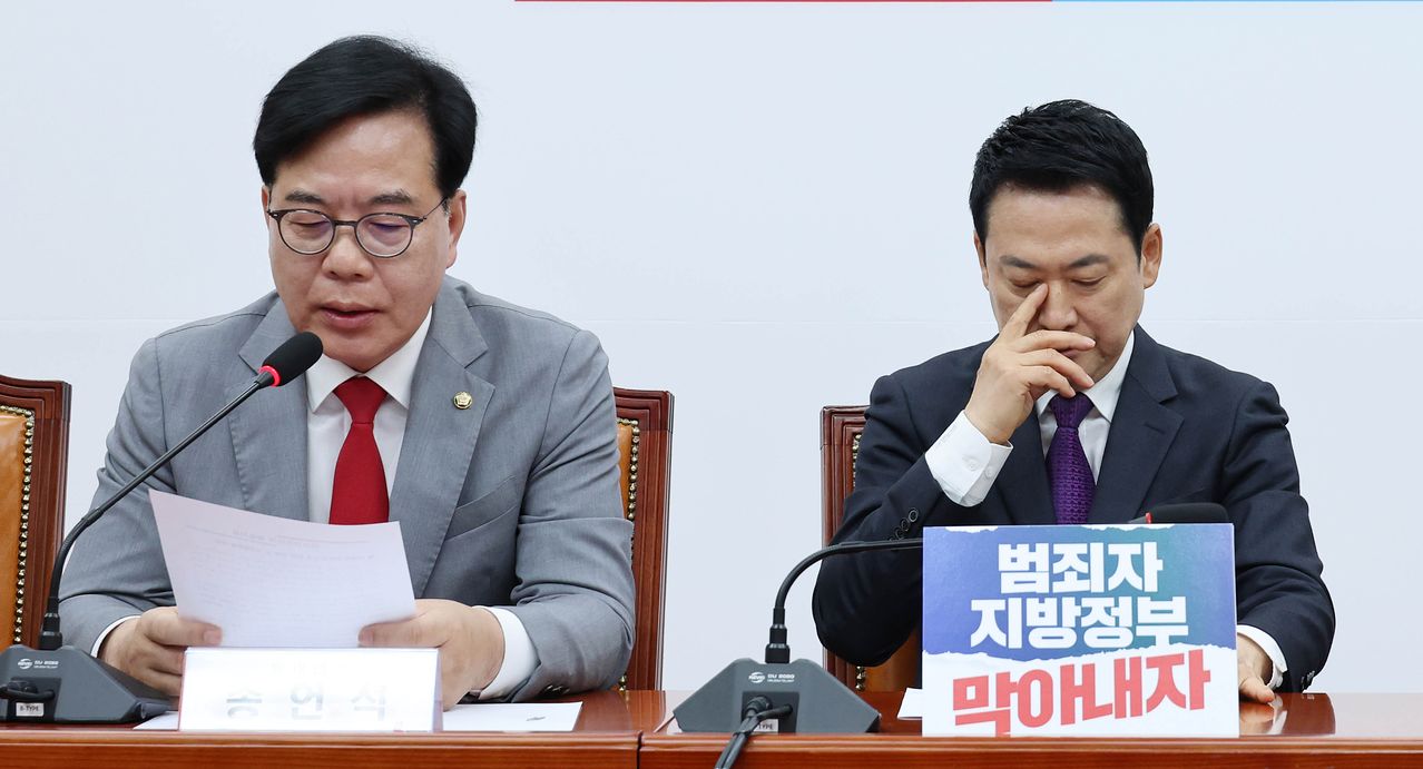 장동혁 국민의힘 대표(가운데)가 27일 국회에서 열린 최고위원회의에서 얼굴을 만지고 있다. 임현동 기자