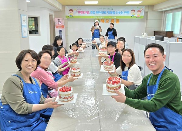 서울시한부모가족복지시설협회 권수정 회장(왼쪽), 뉴이미지 코리아 박용재 대표(오른쪽).