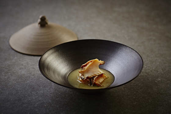 7년간 미쉐린 3스탈르 유지하며 한식 다인이을 이끈 가온의 전복찜. 사진 가온