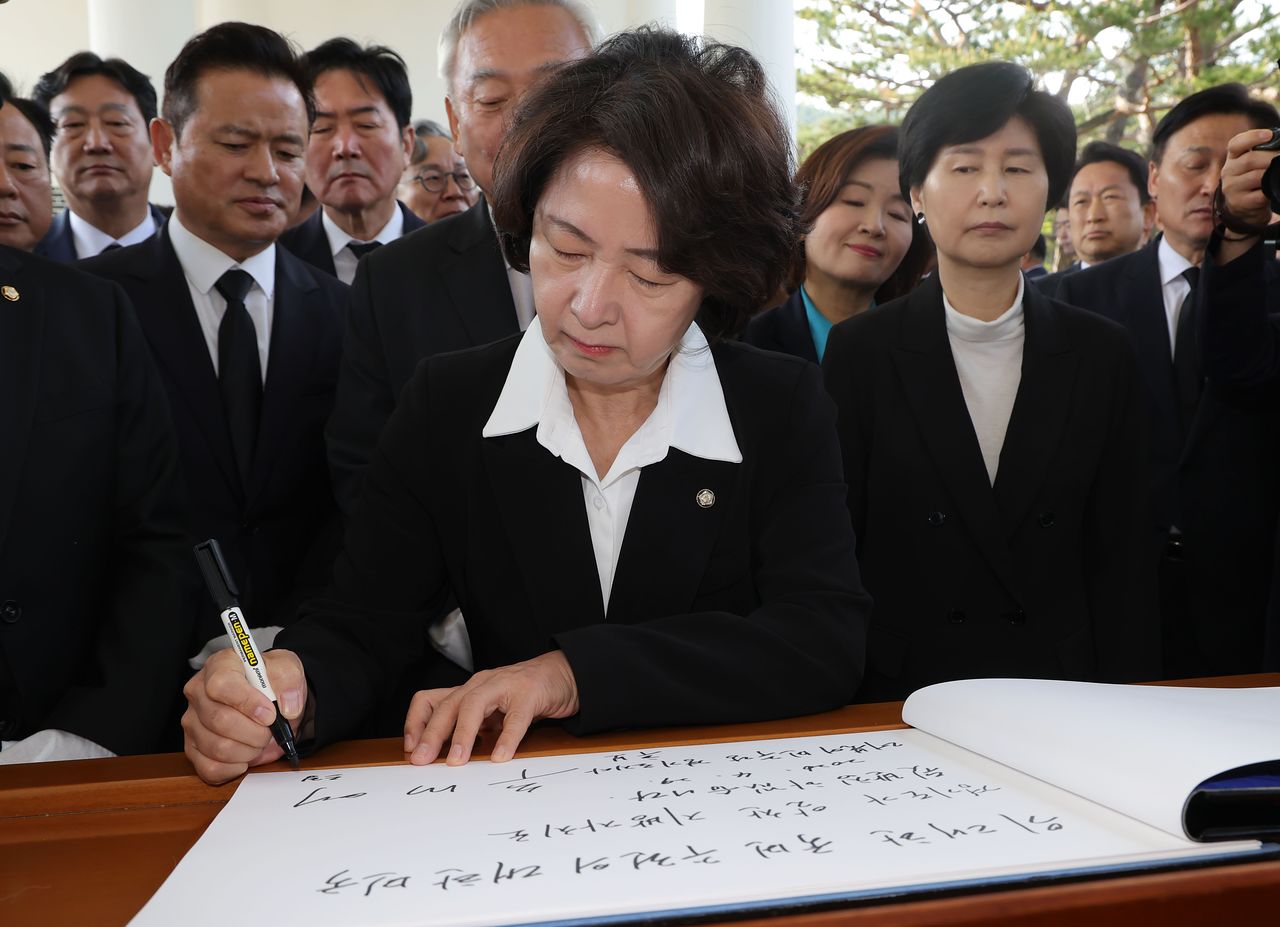 추미애 더불어민주당 경기도지사 후보가 29일 오전 서울 동작구 국립서울현충원을 찾아 현충탑에 참배를 마친 뒤 방명록을 작성하고 있다. 뉴시스