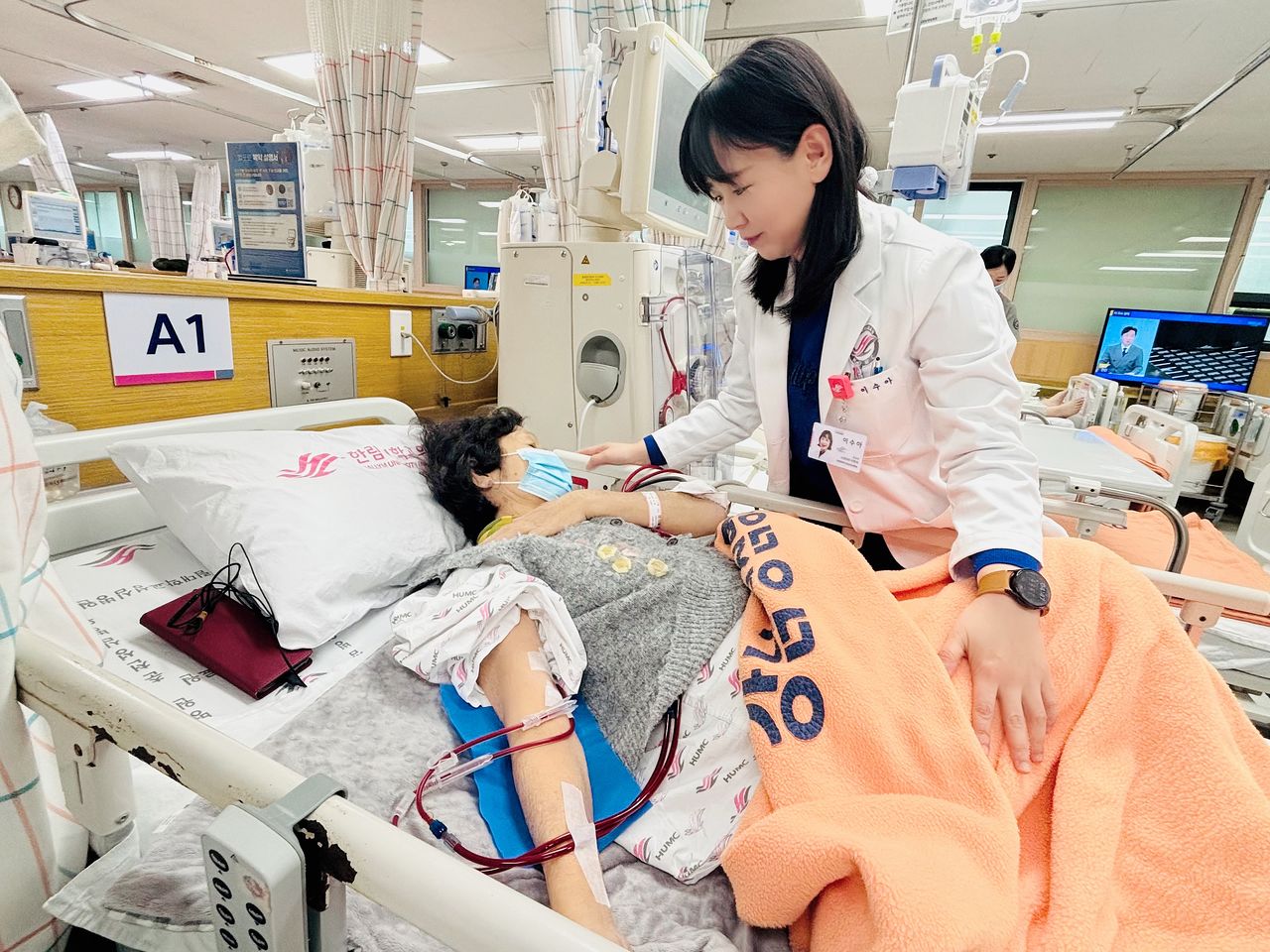 한국은 세계에서 투석 치료가 필요한 말기 콩팥병 환자가 가장 빠르게 늘고 있는 국가다. 이수아 교수가 말기 콩팥병으로 투석하는 환자를 살피고 있다. 사진 한림대 강남성심병원