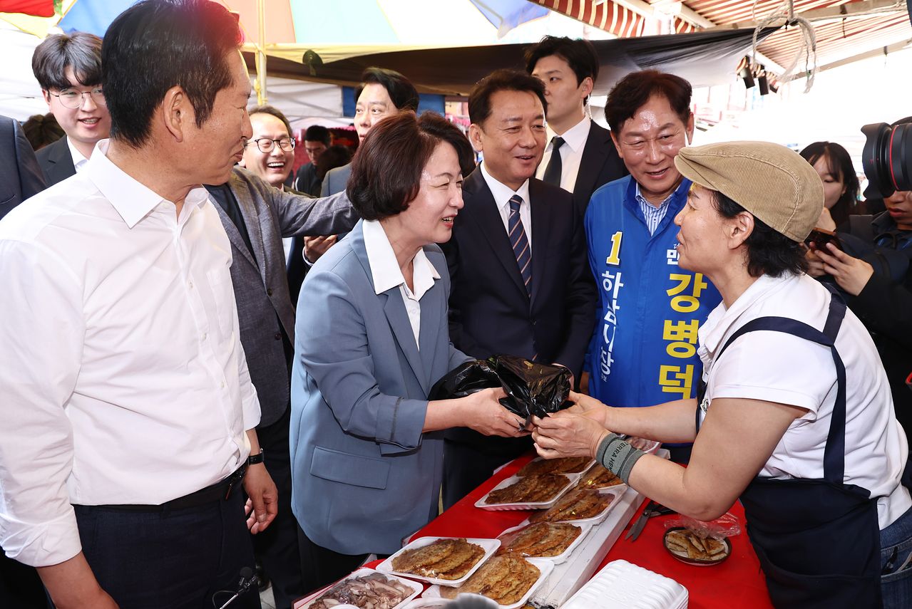 더불어민주당 정청래 대표와 추미애 경기지사 후보, 이광재 하남갑 보궐선거 후보, 강병덕 하남시장 후보가 29일 오후 경기도 하남 덕풍전통시장을 찾아 상인에게 빈대떡을 사고 있다. 뉴스1