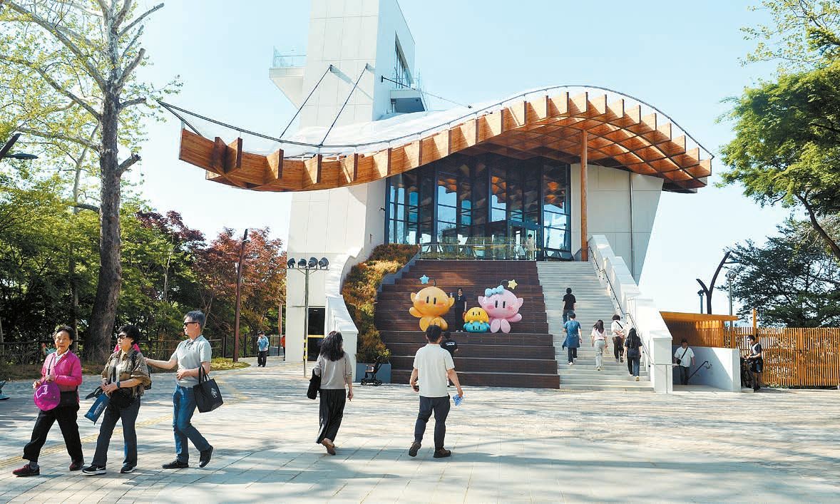 대전 보문산 큰나무 전망대에 시민 발길이 이어지고 있다. 전망대는 높이 24m에 지하 1층, 지상 2층 규모로 지난해 12월 지었다. 대전시는 이와 별도로 보문산에 케이블카·모노레일·친환경 전기버스 등 관광 인프라를 구축한다. 김성태 객원기자