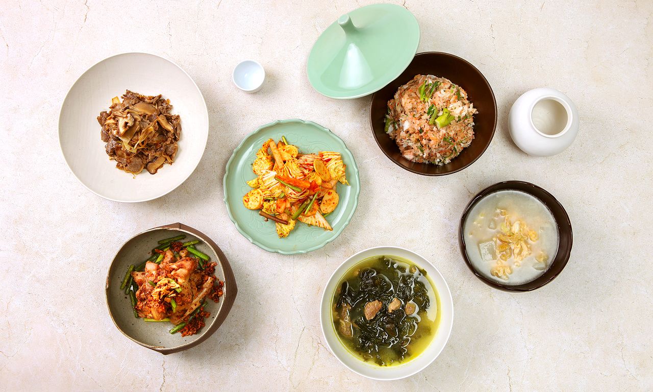 김병진 셰프는 지글지글클럽 ‘요리를 배워요–한식의 정석’에서 황탯국과 미역국 같은 밥상에 꼭 오르는 국물 요리부터, 등갈비찜구이와 소고기, 참돔솥밥, 겉절이까지 아우르며 일상은 물론 특별한 날에도 활용할 수 있는 한식 차림의 방법을 제안한다. 사진 지글지글클럽