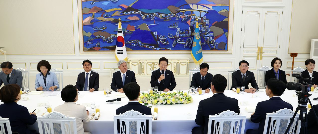 이재명 대통령이 29일 청와대 본관에서 열린 비교섭단체 및 무소속 국회의원 초청 오찬간담회에서 발언하고 있다. 이날 간담회에는 조국혁신당, 진보당, 개혁신당, 기본소득당, 사회민주당 등 비교섭단체 5개 당과 무소속 의원 등 총 21명이 참석했다. 청와대사진기자단
