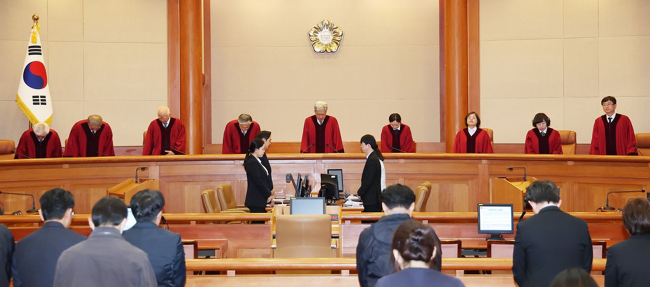김상환 헌법재판소장을 포함한 헌법재판관들이 29일 서울 종로구 헌법재판소 대심판정에서 인사하고 있다. 연합뉴스 