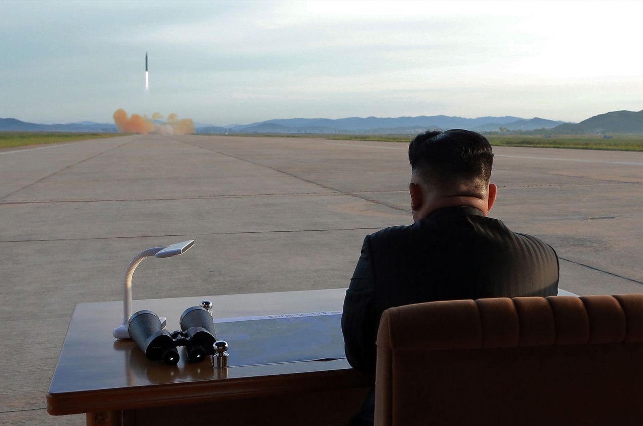 2017년 9월 15일 평양 순안 국제공항 보조활주로에서 이동형 미사일 발사대(TEL)에 실린 중거리탄도미사일(IRBM) 화성-12형의 6차 시험 발사를 지켜보는 김정은 북한 국무위원장. 당시 그의 머리 위 15㎞ 하늘에 미국의 스텔스 무인 정찰기 RQ-170이 있었다고 한다. 조선중앙통신