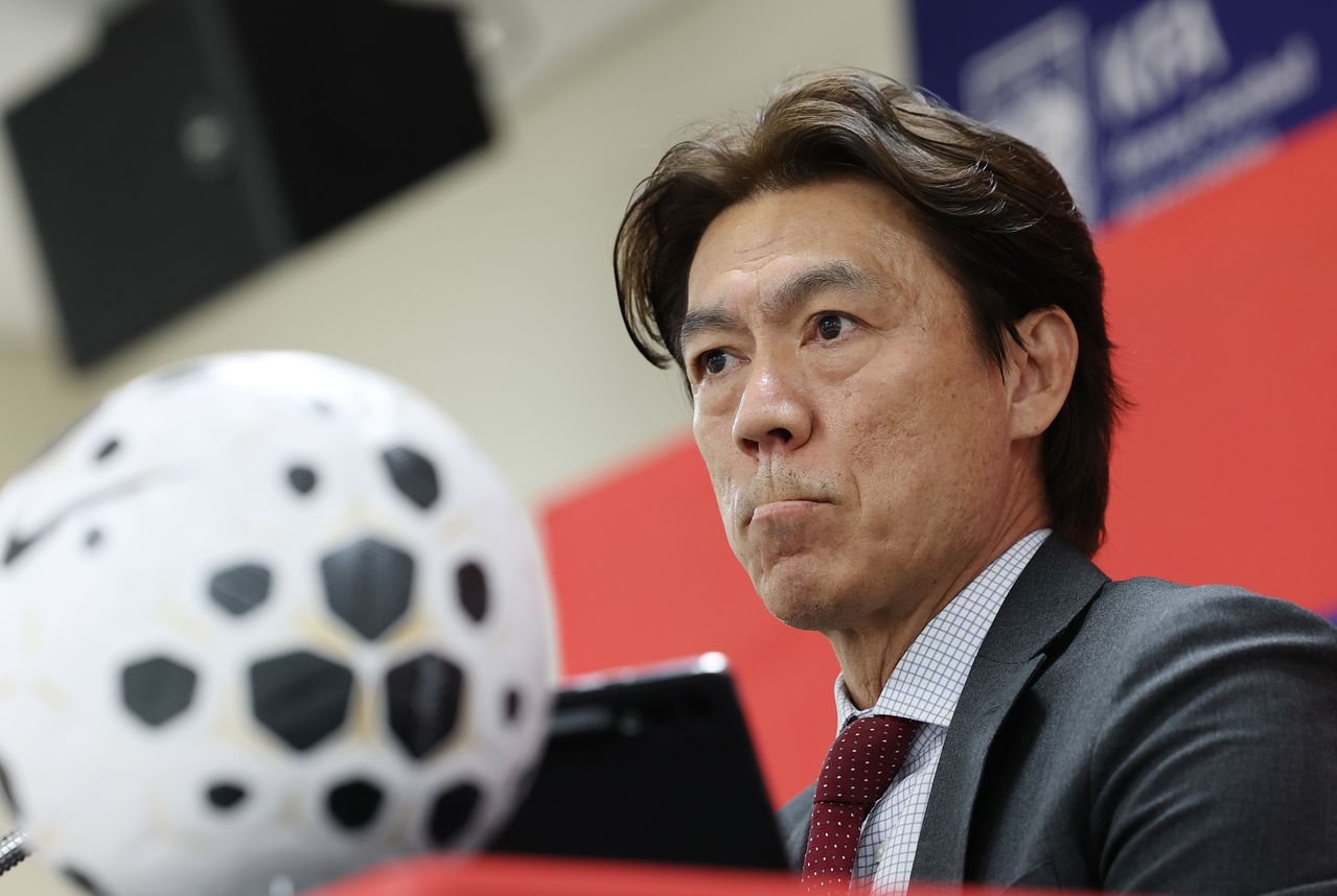 홍명보 축구 국가대표팀 감독이 지난달 16일 충남 천안시 서북구 코리아풋볼파크에서 A대표팀 3월 소집 명단을 발표하고 있다. 뉴스1