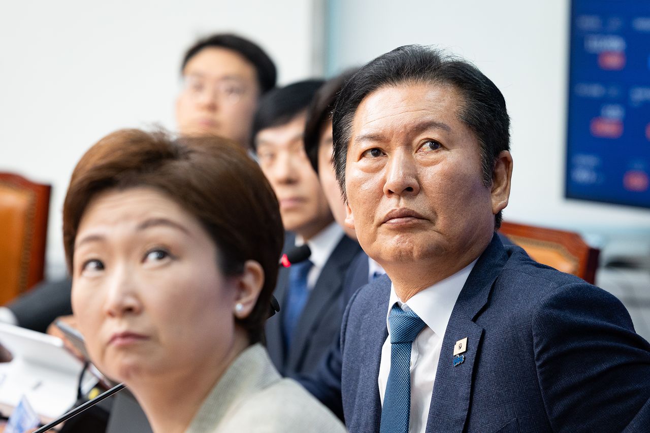 정청래 더불어민주당 대표를 비롯한 지도부가 29일 서울 여의도 국회에서 열린 최고위원회의에서 김성태 전 쌍방울 회장의 국정조사 청문회 증언 영상을 지켜보고 있다. 뉴스1