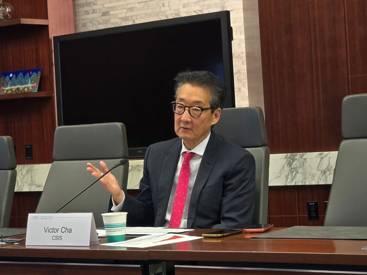 빅터 차 미국 전략국제문제연구소(CSIS) 한국석좌가 28일(현지시간) 워싱턴 DC CSIS 사무실에서 한국 특파원들과 간담회를 하고 있다. 뉴스1