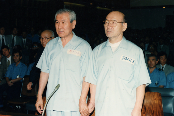 1996년 8월 26일 12·12 및 5·18 사건 1심 선고를 앞두고 전두환·노태우 전 대통령이 서울지법 417호 대법정에 입정해 피고인석에 서 있다. 중앙포토