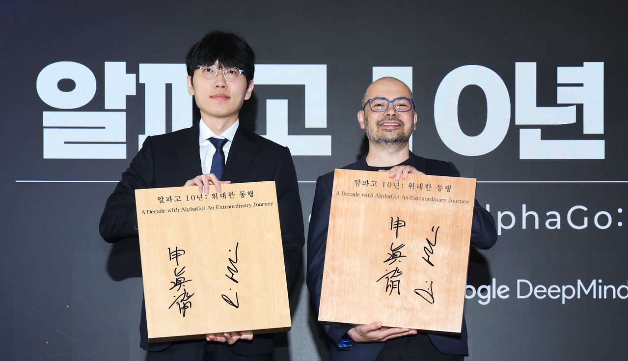 데미스 하사비스 구글 딥마인드 CEO와 신진서 9단이 29일 서울 웨스틴 조선호텔에서 열린 '알파고 10년: 위대한 동행' 행사에서 바둑판에 서명한 뒤 기념 촬영을 하고 있다. 우상조 기자