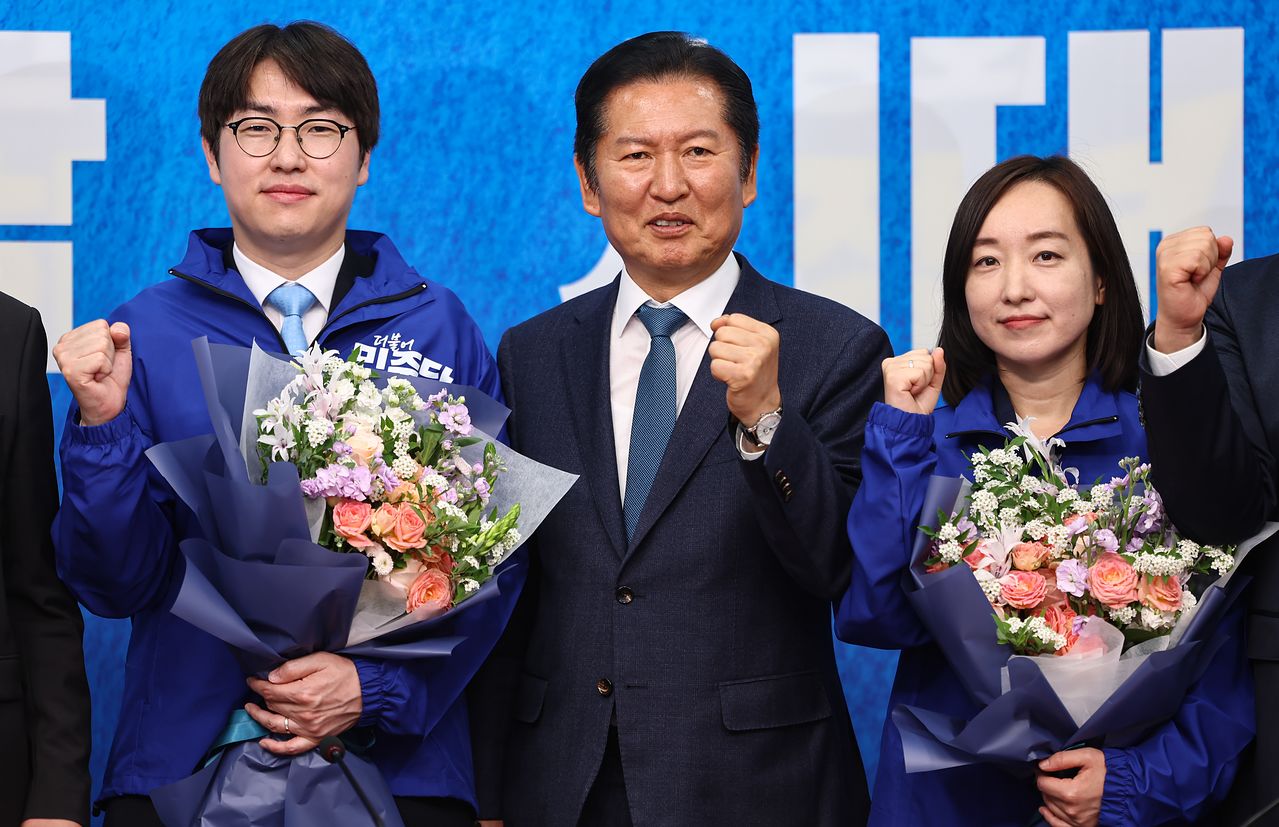 정청래 더불어민주당 대표가 29일 서울 여의도 국회에서 열린 더불어민주당 인재영입식에서 하정우 전 청와대 AI미래기획수석, 전은수 전 청와대 대변인과 기념촬영을 하고 있다. 뉴스1