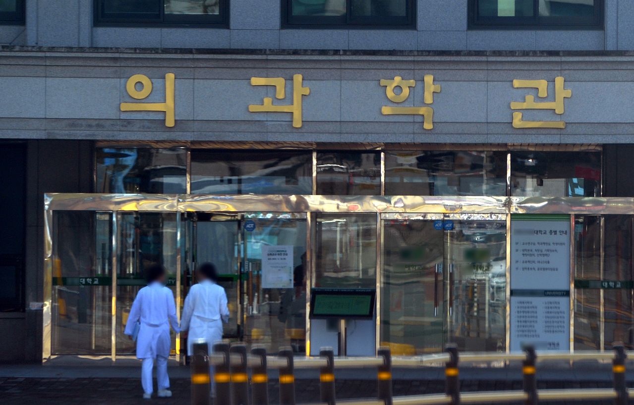 정부가 2027~2031학년도 의과대학 입학정원 증원 규모를 확정한 가운데 지난달 대전의 한 의과대학 캠퍼스에서 학생들이 이동하고 있다. 김성태 객원기자