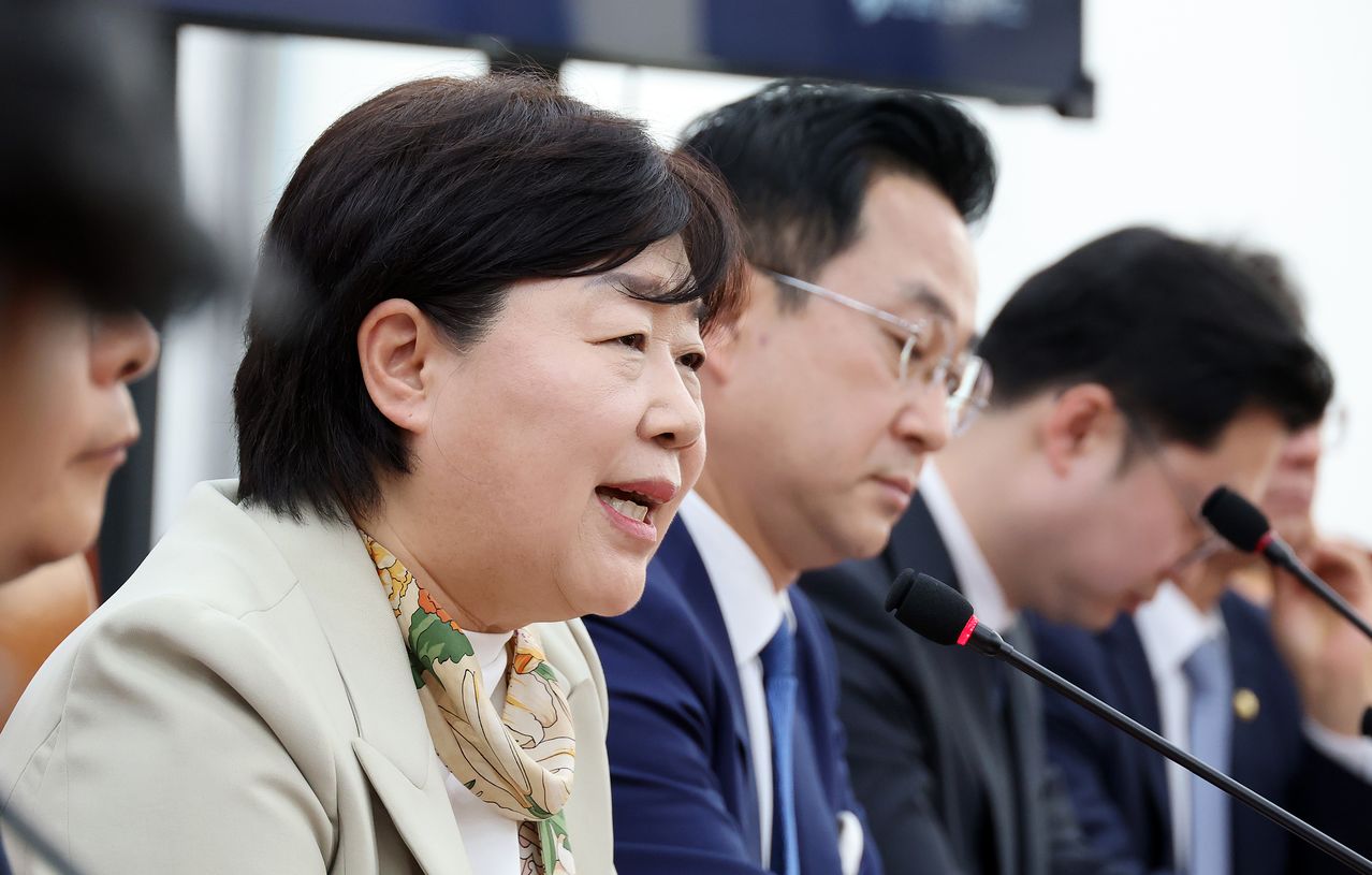  서영교 위원장이 29일 국회에서 열린 윤석열 정치검찰 조작기소 국조특위 민주당 위원 기자간담회에서 청문회 주요 성과를 밝히고 있다. 연합뉴스