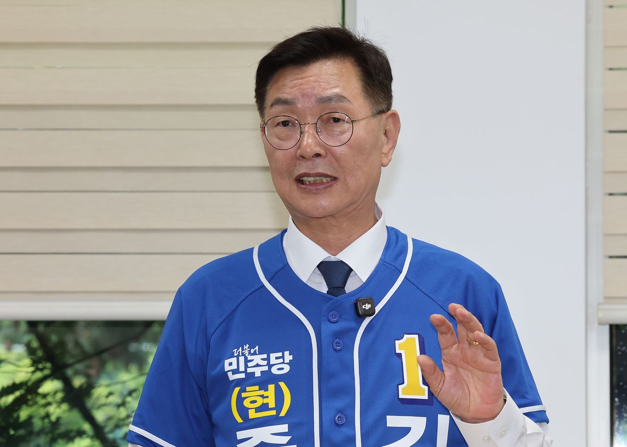 김제선 대전 중구청장이 30일 대전시의회에서 중구청장 출마기자회견을 하고 있다. 뉴스1