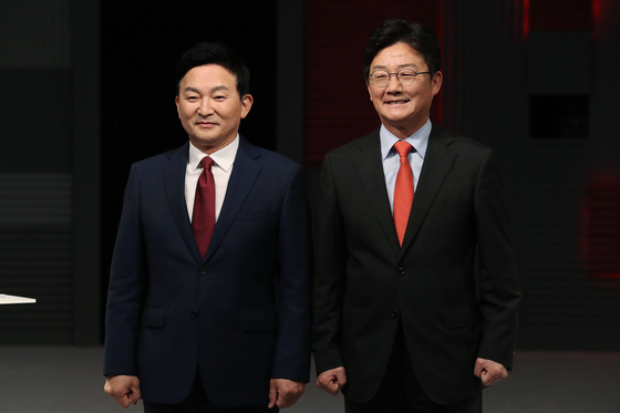 \유승민, 원희룡 국민의힘 대선 경선 후보가 2021년 10월 15일 오후 서울 마포구 상암 MBC에서 국민의힘 대선 경선후보 일대일 맞수토론 전 포즈를 취하고 있다. 뉴스1