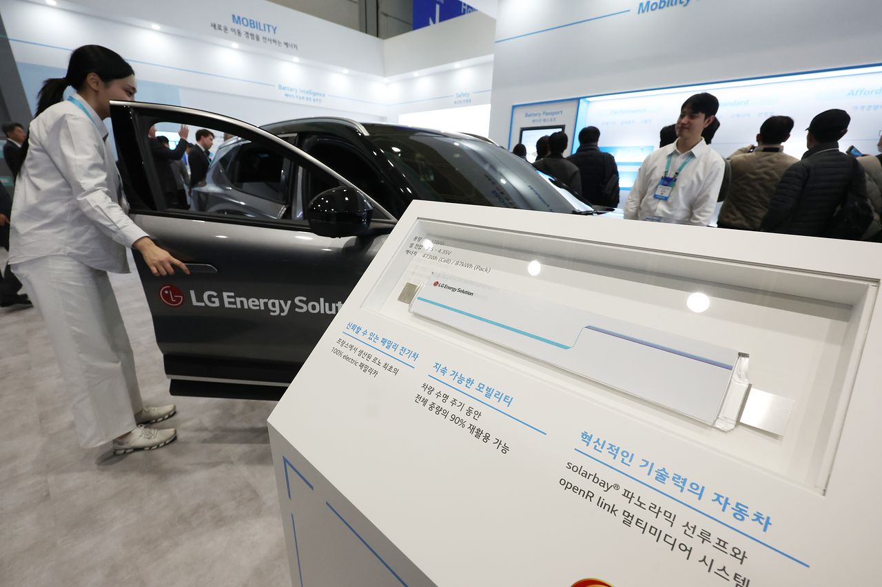 지난 3월 11일 서울 강남구 코엑스에서 열린 배터리 산업 전문 전시회 '인터배터리 2026'에서 참관객들이 LG에너지솔루션 부스를 둘러보고 있다. 연합뉴스