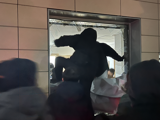 지난해 1월19일 새벽 윤석열 전 대통령에 대한 구속영장이 발부되자 서울 서부지법에 지지자들이 진입해 난동을 부리고 있다. 뉴스1