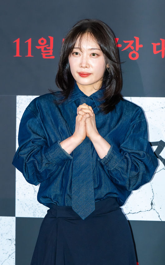[OSEN=박준형 기자] 22일 오후 서울 용산아이파크몰 내 용산 CGV에서 영화 '구원자' 언론시사회가 진행됐다.영화 ‘구원자’는 축복의 땅 오복리로 이사 온 ‘영범’과 ‘선희’에게 기적 같은 일이 벌어지고, 이 모든 것이 누군가 받은 불행의 대가임을 알게 되면서 벌어지는 미스터리 오컬트로 배우 김병철과 송지효, 김히어라가 출연한다.배우 김히어라가 포즈를 취하고 있다.   2025.10.22 / soul1014@osen.co.kr