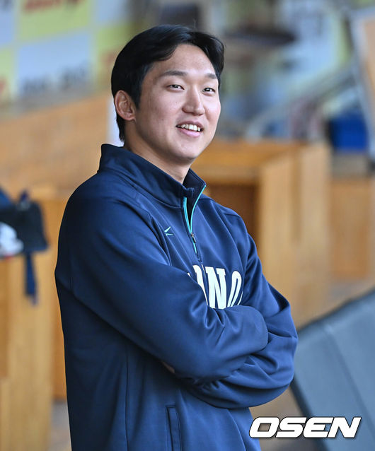 [OSEN=대구, 이석우 기자] 10일 대구삼성라이온즈파크에서 2026 신한 SOL KBO 리그 삼성 라이온즈와 NC 다이노스의 경기가 열린다. 홈팀 삼성은 후라도가, 방문팀 NC는 구창모가 선발 출전한다. NC 다이노스 구창모가 대구삼성라이온즈파크를 둘러 보고 있다. 2026.04.10 / foto0307@osen.co.kr