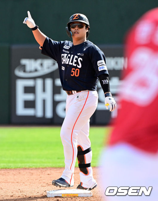 [OSEN=부산, 지형준 기자] 19일 부산 사직야구장에서 2026 신한 SOL KBO리그 롯데 자이언츠와 한화 이글스의 경기가 열렸다.롯데는 박세웅, 한화는 에르난데스가 선발로 나섰다.5회초 무사 1,3루에서 한화 강백호가 1타점 좌중간 2루타를 날리며 기뻐하고 있다. 2026.04.19/ jpnews@osen.co.kr
