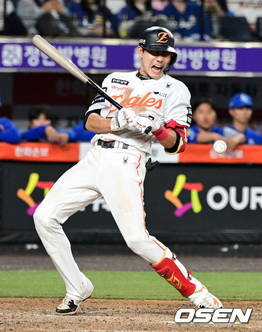 [OSEN=대전, 지형준 기자] 15일 대전 한화생명 볼파크에서 2026 신한 SOL KBO리그 한화 이글스와 삼성 라이온즈의 경기가 열렸다.4연패 중인 한화는 윌켈 에르난데스, 5연승을 노리는 삼성은 양창섭이 선발로 나섰다.2회말 2사 1,2루에서 한화 심우준이 삼성 양창섭 사구에 괴로워하고 있다. 2026.04.15/ jpnews@osen.co.kr